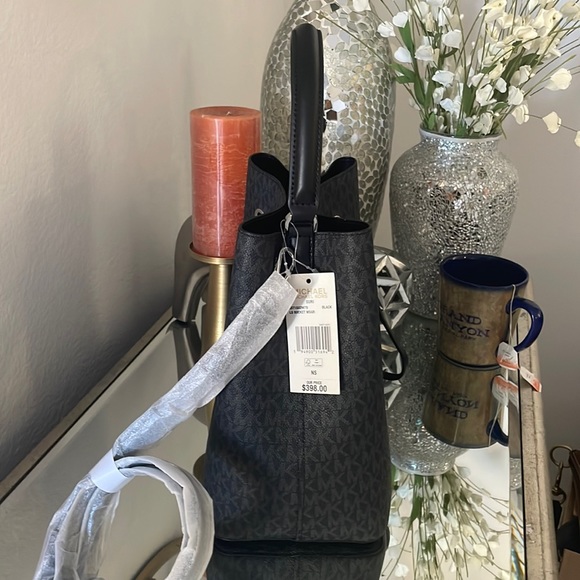 Michael Kors Large Bucket Messenger - Picture 2 of 10